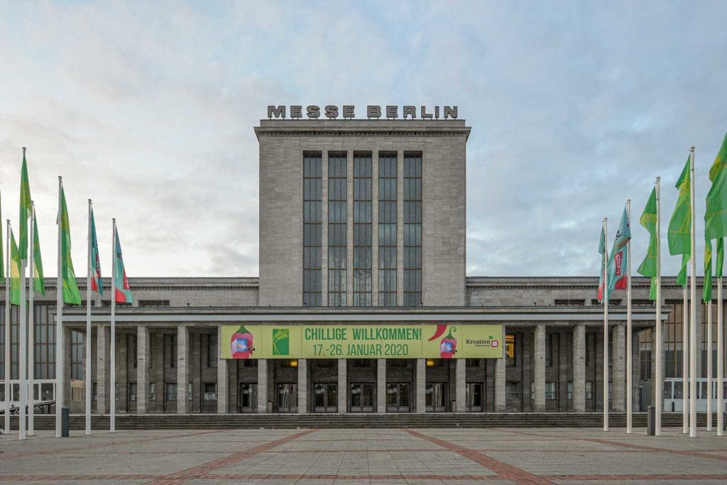 Eingang zur Messe Berlin mit Banner Gruene Woche 2020