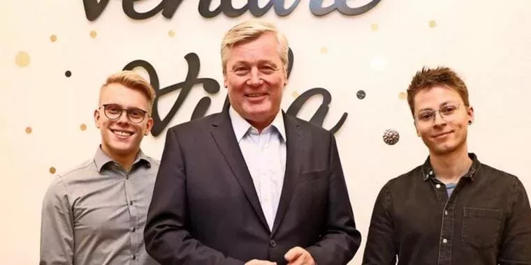 Wirtschaftsminister Bernd Althusmann zusammen mit den zwei Gründern vom Startup Epap.
