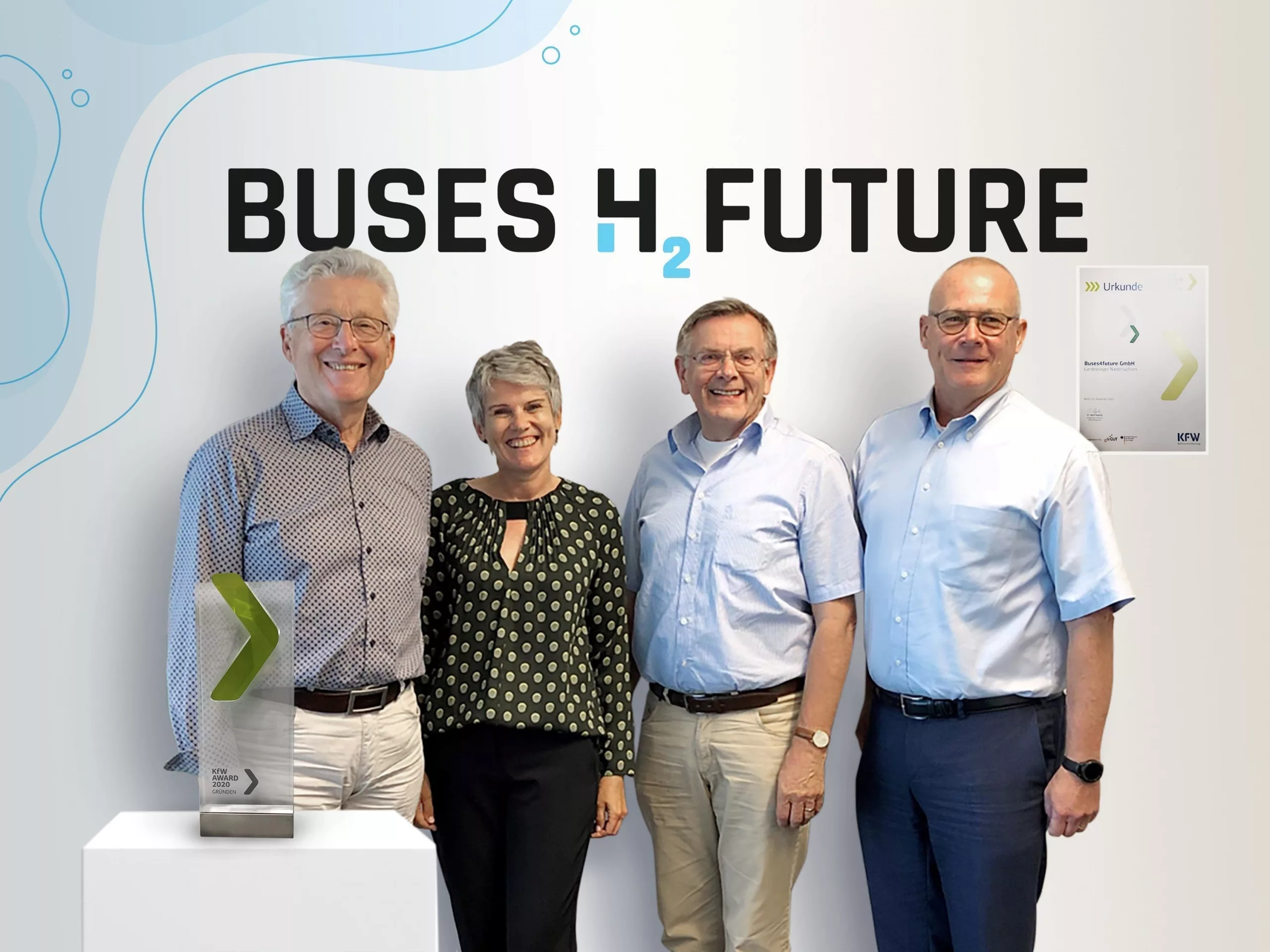 Die drei Gründer und eine Gründerin vom Startup Buses4Future mit dem KfW-Award Gründen 2020.