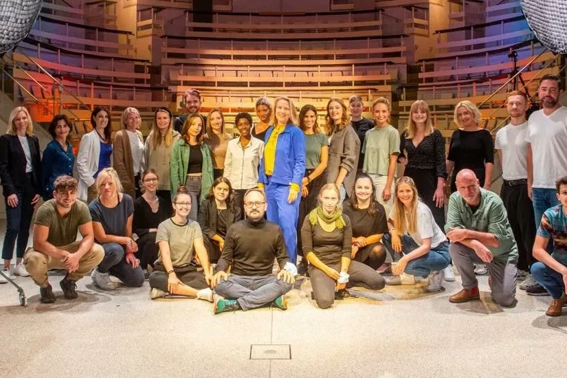 Das Foto zeigt das Team von der Female Founders Show CreateF in einem Theater.