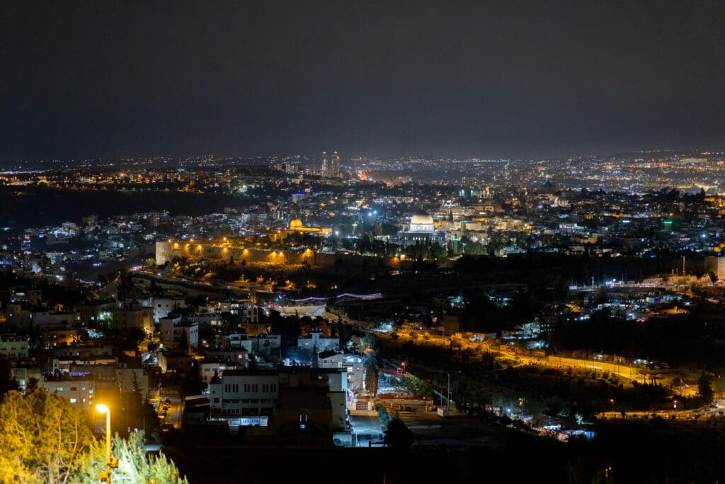 Nachtaufnahme einer israelischen Stadt.