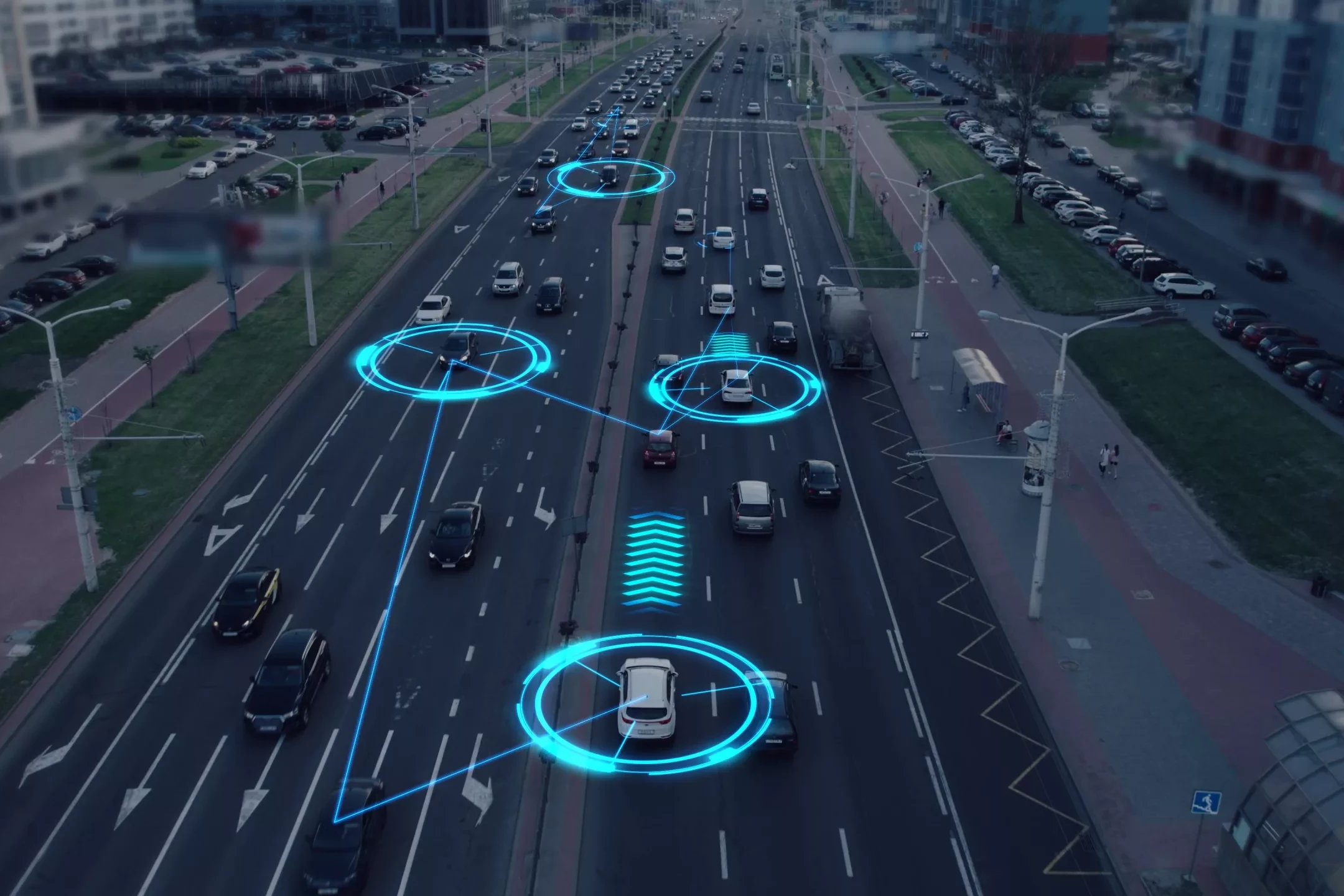Visualisierung der Interaktion von selbstfahrenden autonomen Fahrzeugen. KI-gesteuerte Roboterautos fahren auf einer belebten Stadtstraße, scannen die Straße mit Sensoren und tauschen Informationen aus.
