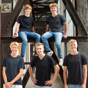 Teamfoto von den fünf Gründern des Startup EasySnacks
