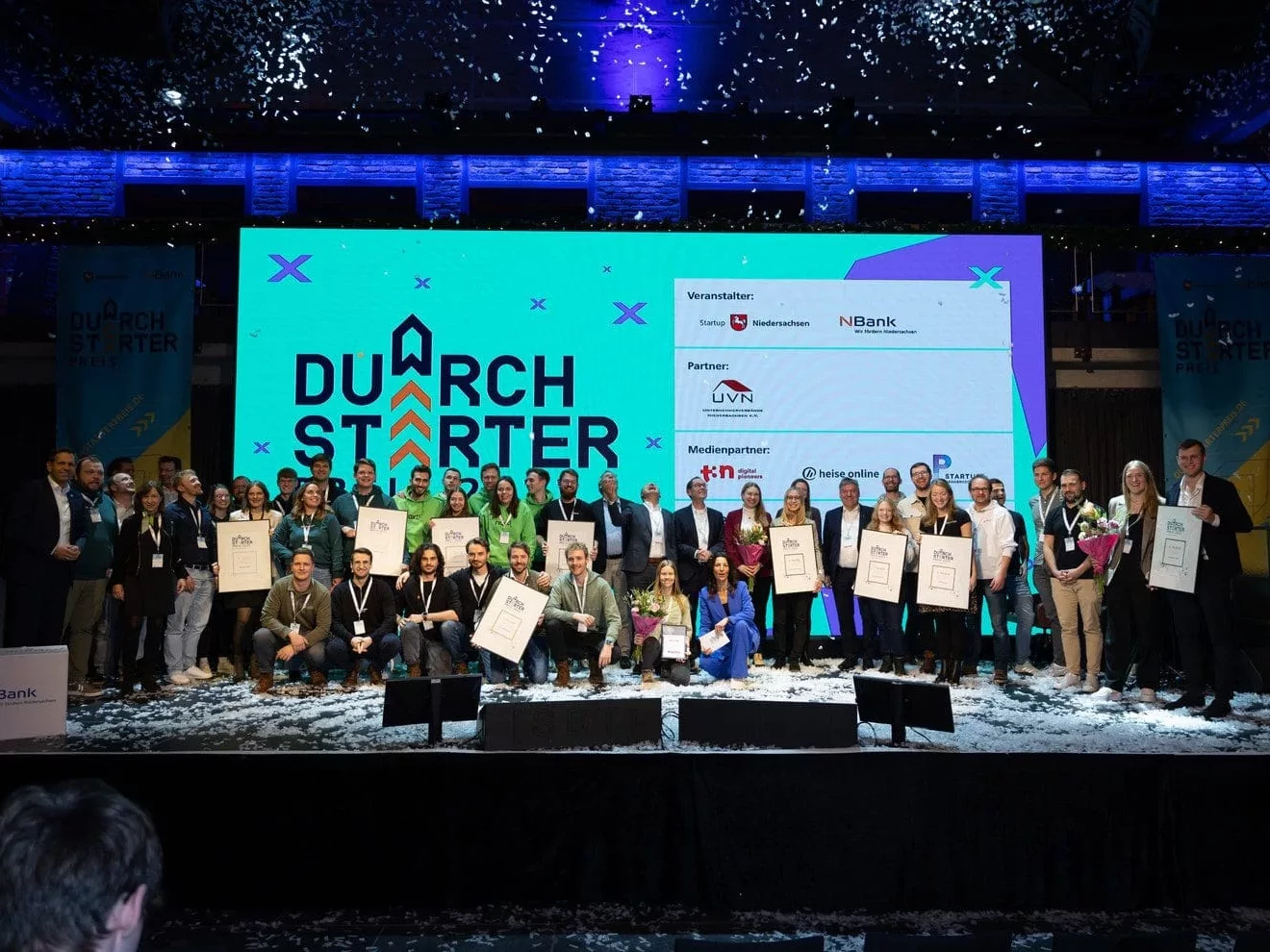 Alle gewinnenden Startups auf der Bühne des DurchSTARTer-Preises 2023 im Alando Palais in Osnabrück.
