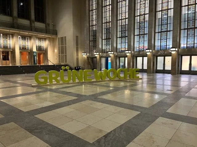 Die Eingangshalle der Messe Berlin mit großen grünen 3D Buchstaben Grüne Woche
