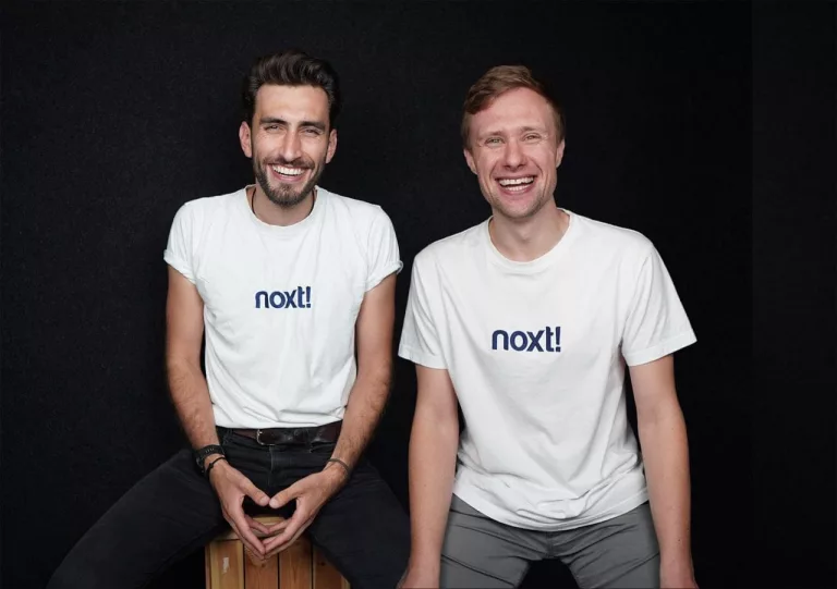 Die Gründer von noxt! - zwei Männer in weißen T-Shirts