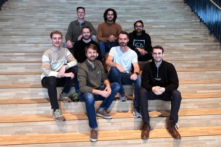 Das Team von Nature Robots bestehend aus 8 Männern auf einer Treppe