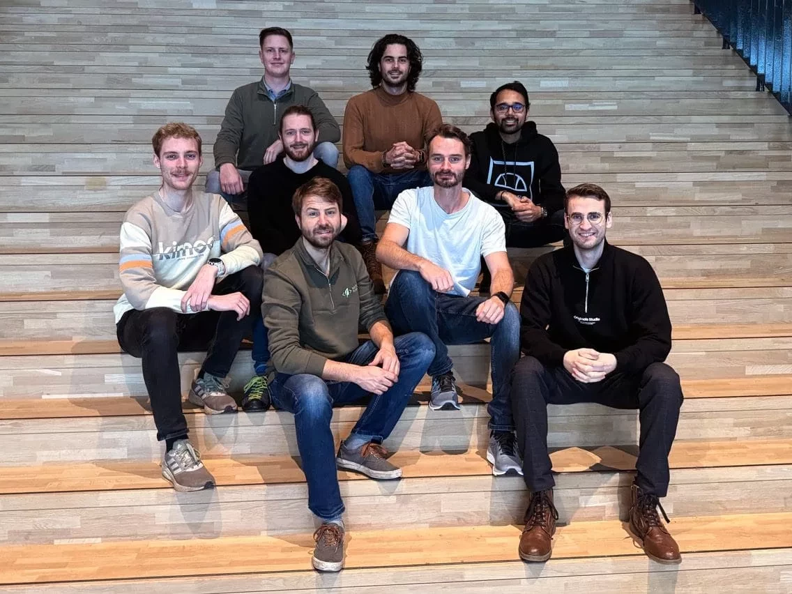 Das Team von Nature Robots bestehend aus 8 Männern auf einer Treppe